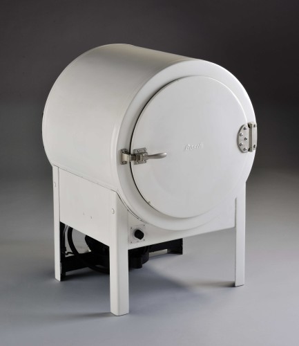 Der erste Kühlschrank der Firma Bosch, Baujahr 1933                                                                        TECHNOSEUM