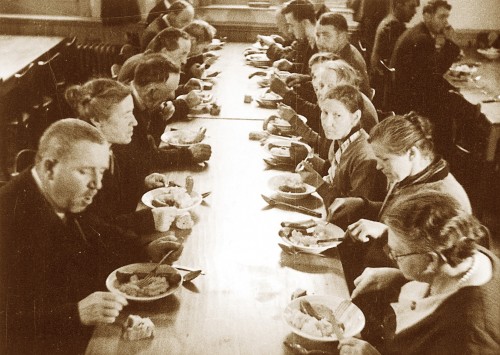 Das Bild zeigt eine Suppenküche der Winterhilfe Schweiz aus den 1930er Jahren.