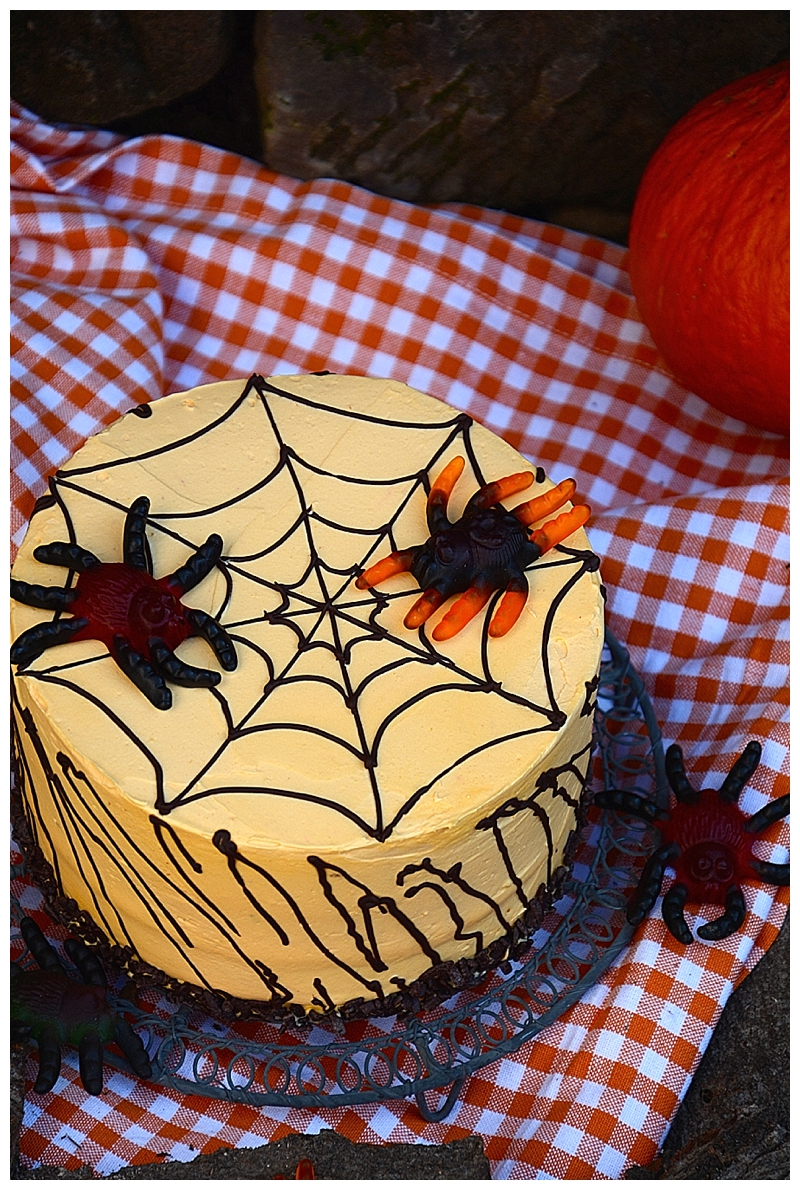 Fruchtig-würziger Spinnenkuchen zu Halloween