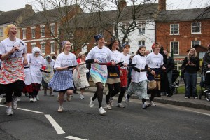A pancake race in Olney Foto unter CC: Lestalorm
