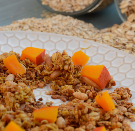 Kürbis Haferflocken Dinkelflocken gebackenes Müsli