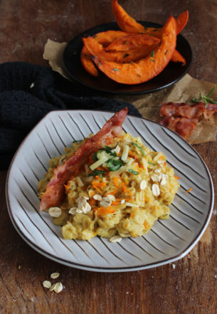 Haferflocken und Kürbisse auf hellem Untergrund arrangiert