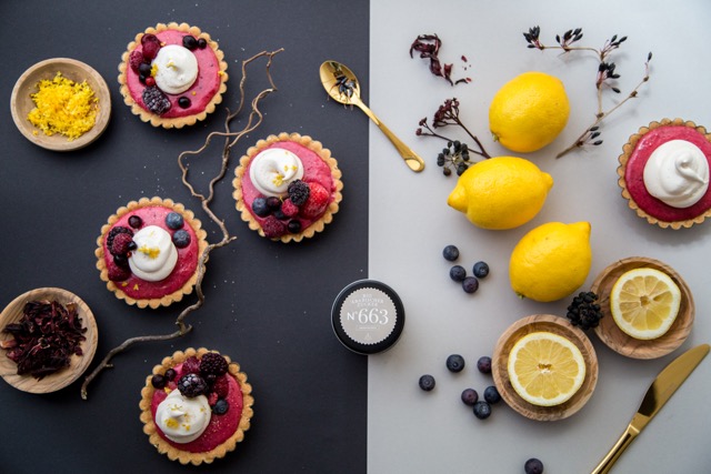 Zitronentörtchen mit Hibiskusblüten und Baiser