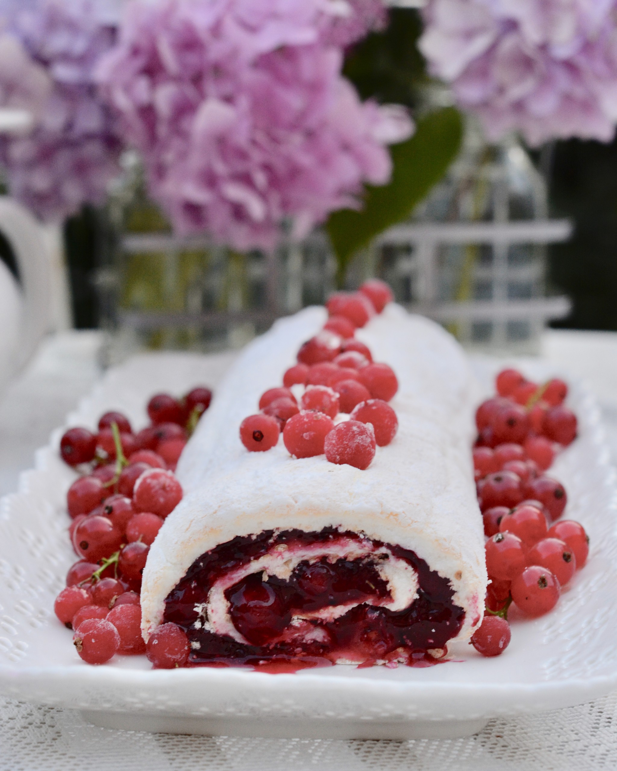 Baiser-Roulade mit Cassis-Curd