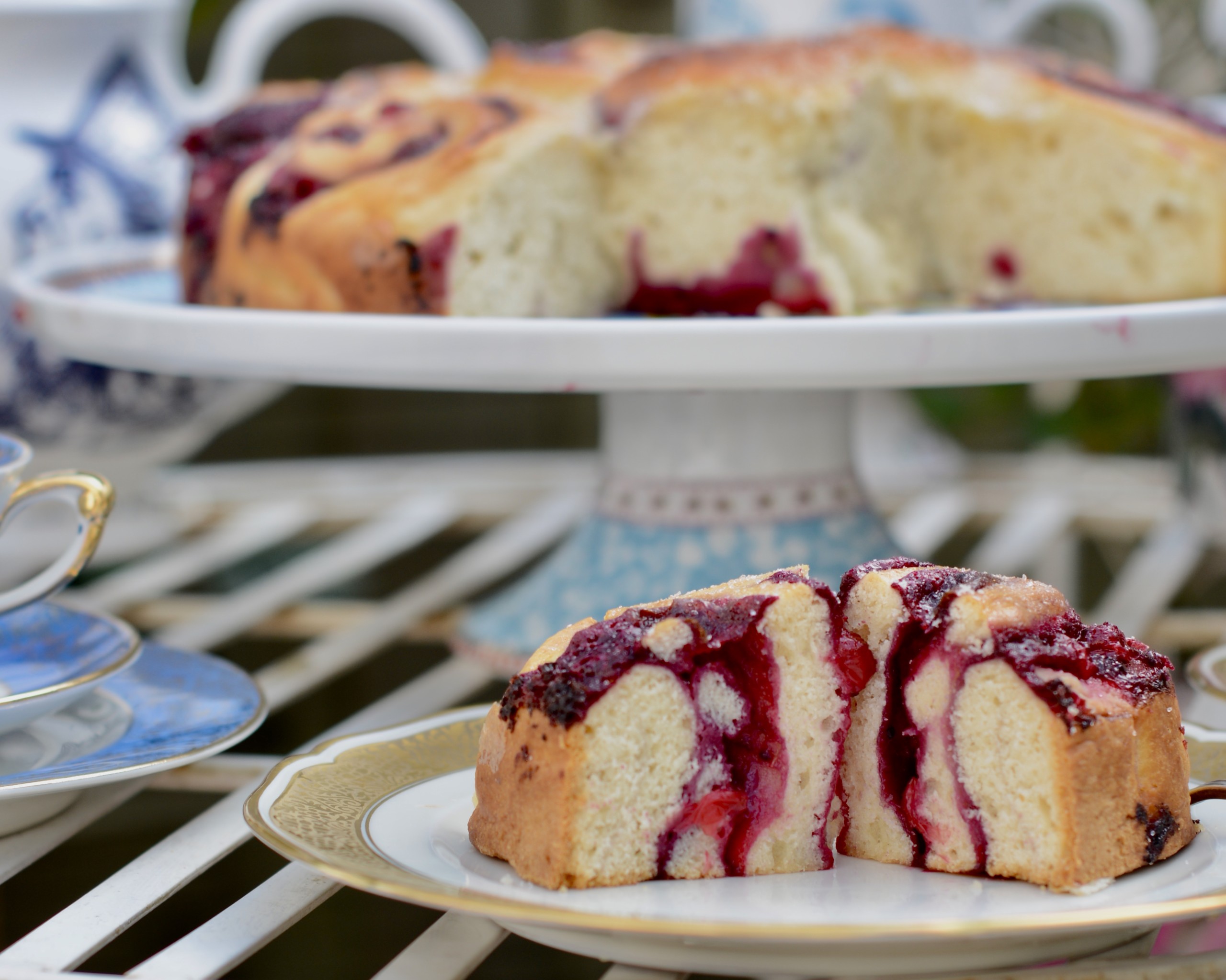 Scones-Schneckenkuchen mit Cassis-Curd