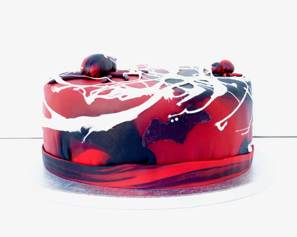 DIY: So macht ihr ein essbares Spinnennetz für eure Halloweentorte