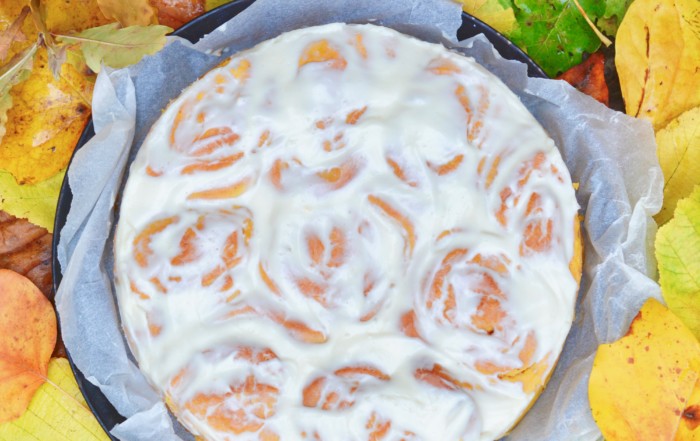 Frisch gebackene Kürbis-Schnecken mit Zimt und Zucker auf hellem Teller