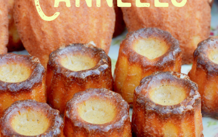 Goldbraune Cannelés mit karamellisierter Kruste auf weißem Teller