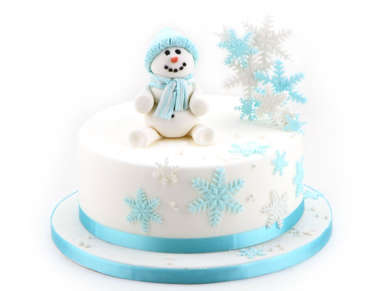 Frische Backmischungen und Mehle in bunten Verpackungen auf Holztisch arrangiert