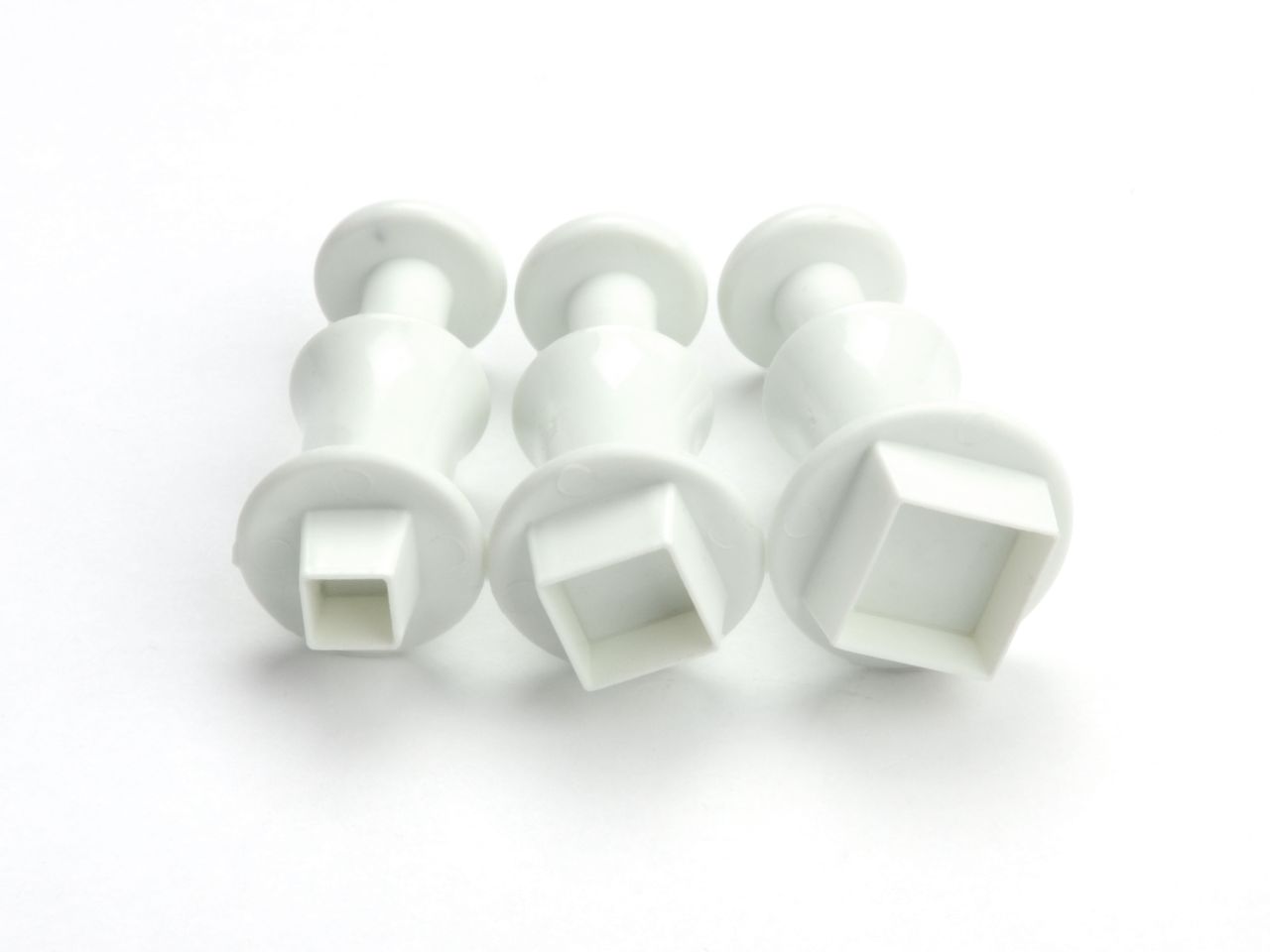 Verschiedene Backzutaten und Gewürze in Schalen auf Holztisch arrangiert